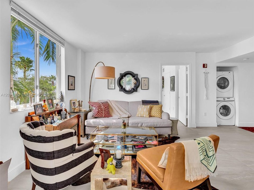 For Sale: $579,000 (2 beds, 2 baths, 950 Square Feet)