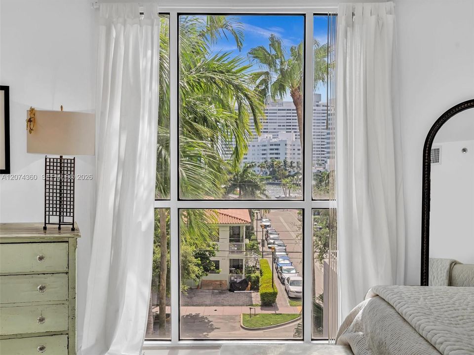 For Sale: $579,000 (2 beds, 2 baths, 950 Square Feet)
