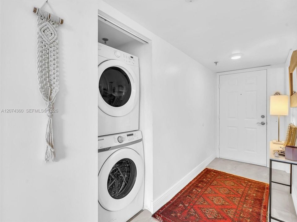 For Sale: $579,000 (2 beds, 2 baths, 950 Square Feet)
