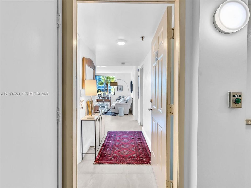 For Sale: $579,000 (2 beds, 2 baths, 950 Square Feet)