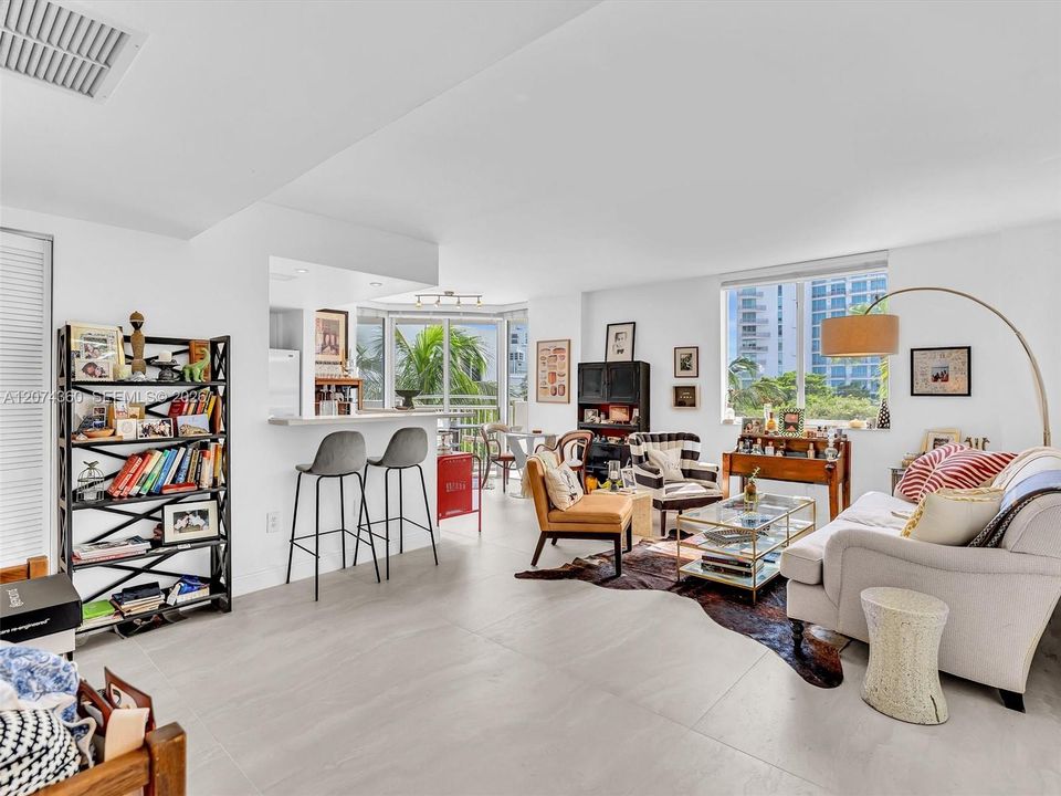 For Sale: $579,000 (2 beds, 2 baths, 950 Square Feet)