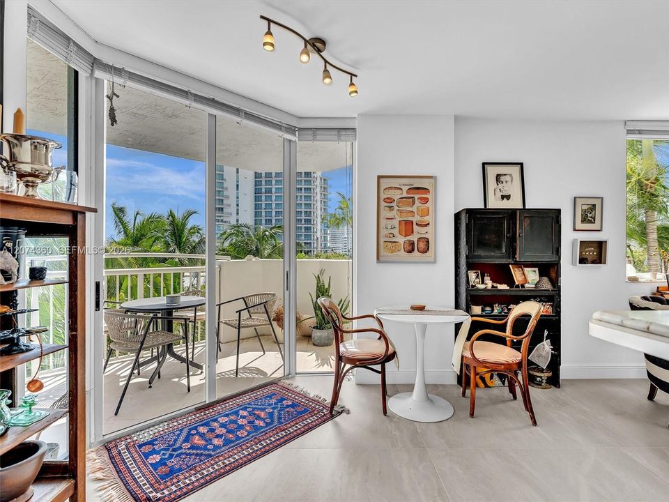 For Sale: $579,000 (2 beds, 2 baths, 950 Square Feet)