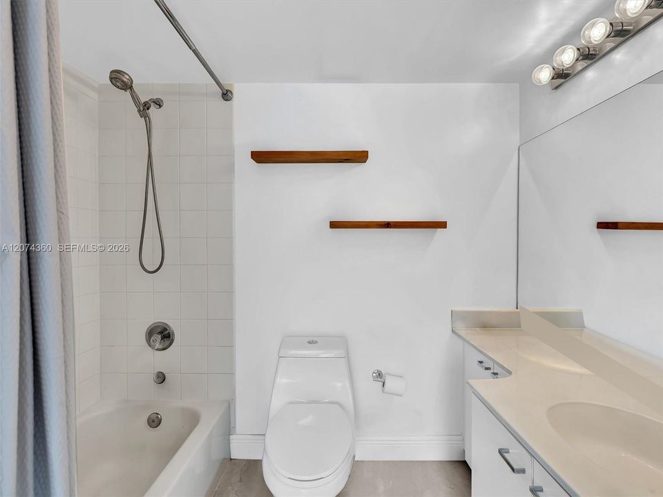 For Sale: $579,000 (2 beds, 2 baths, 950 Square Feet)