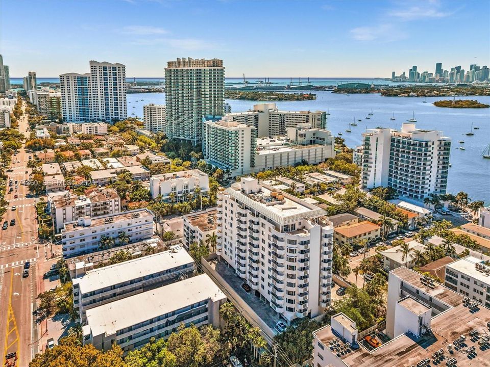 For Sale: $579,000 (2 beds, 2 baths, 950 Square Feet)