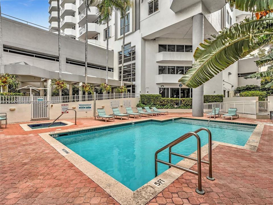 For Sale: $579,000 (2 beds, 2 baths, 950 Square Feet)