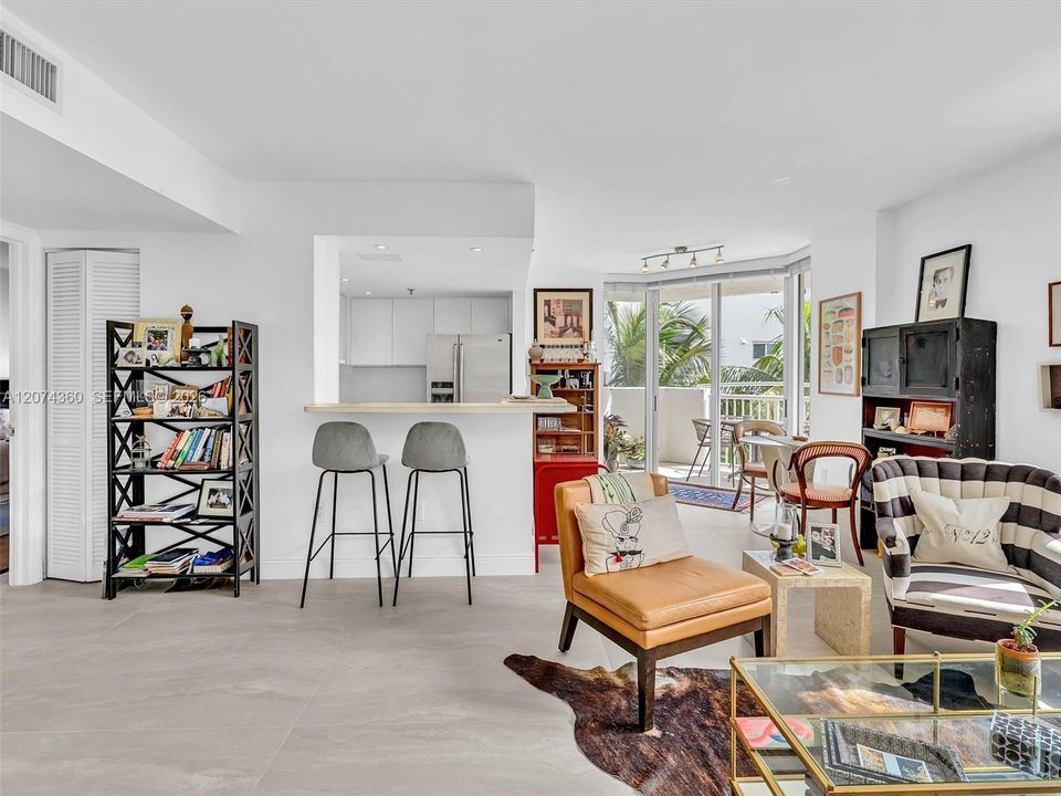 For Sale: $579,000 (2 beds, 2 baths, 950 Square Feet)