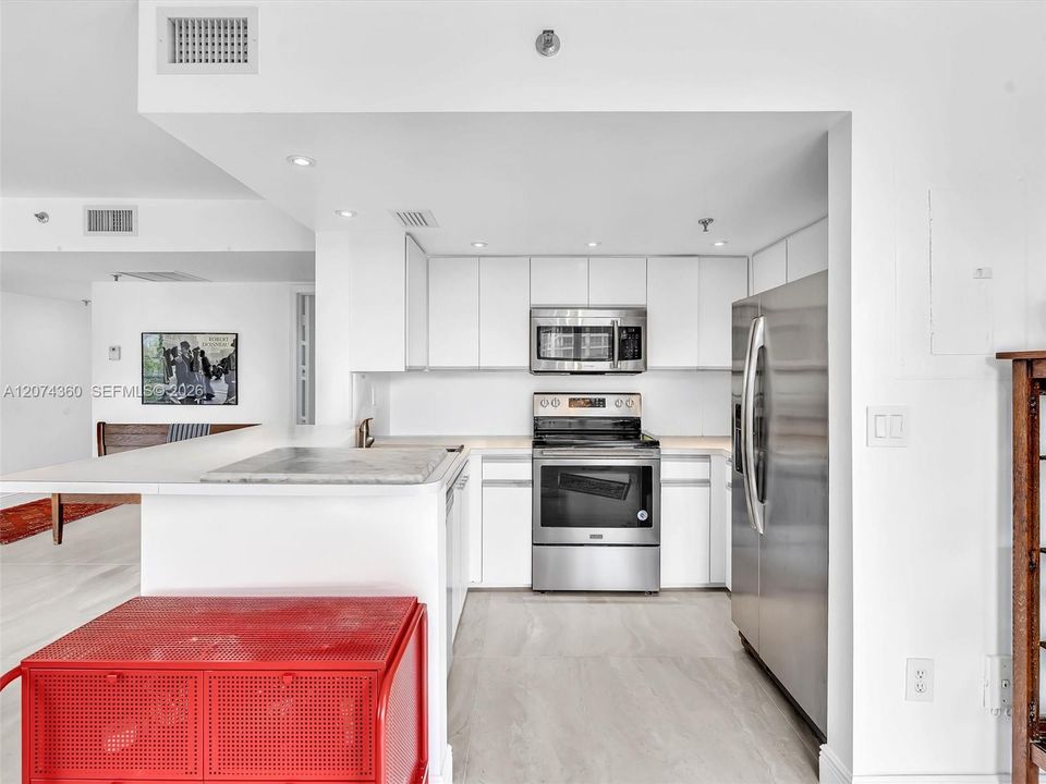 For Sale: $579,000 (2 beds, 2 baths, 950 Square Feet)
