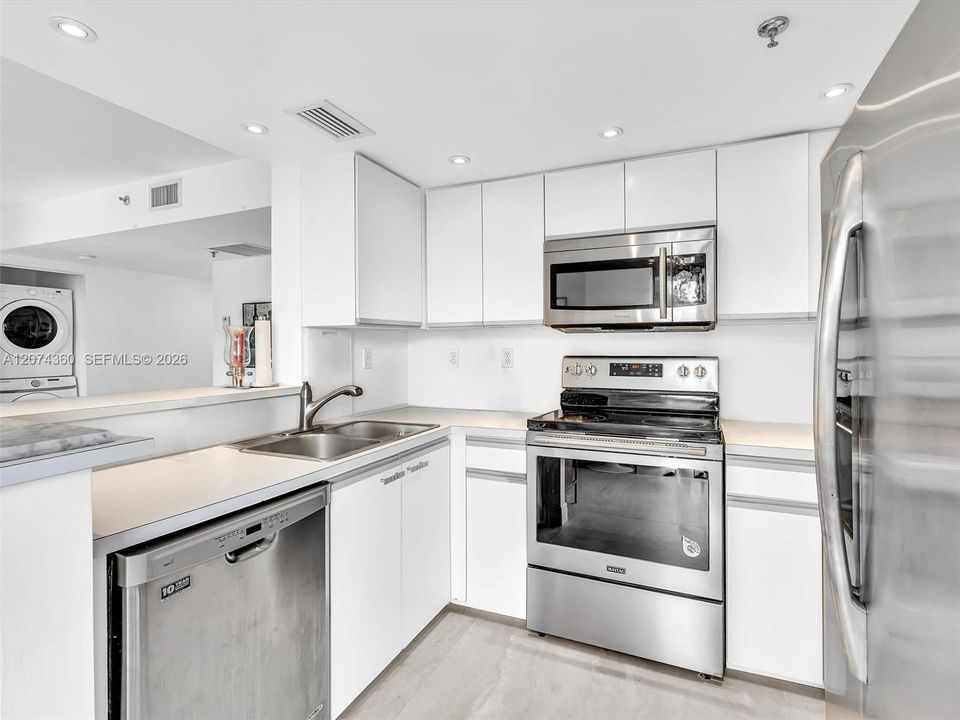 For Sale: $579,000 (2 beds, 2 baths, 950 Square Feet)