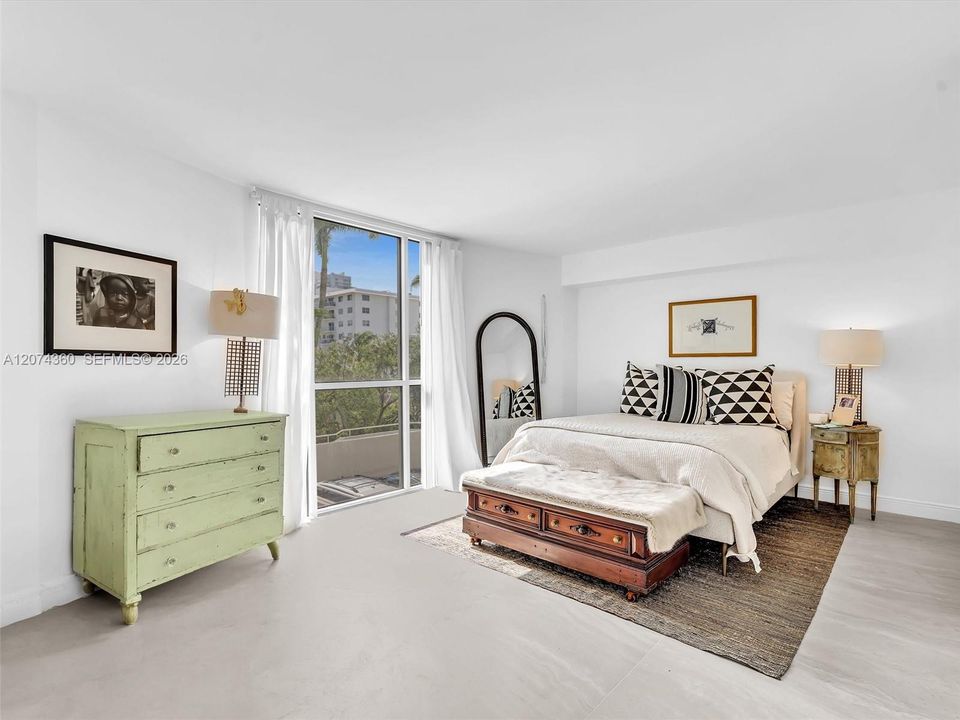 For Sale: $579,000 (2 beds, 2 baths, 950 Square Feet)