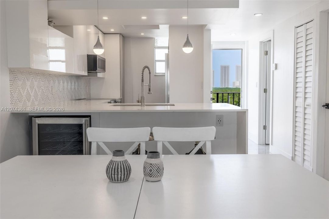 For Sale: $279,000 (1 beds, 1 baths, 792 Square Feet)