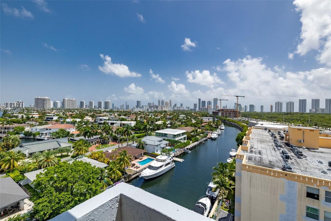 For Sale: $279,000 (1 beds, 1 baths, 792 Square Feet)