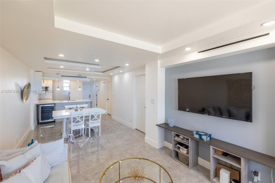 For Sale: $279,000 (1 beds, 1 baths, 792 Square Feet)
