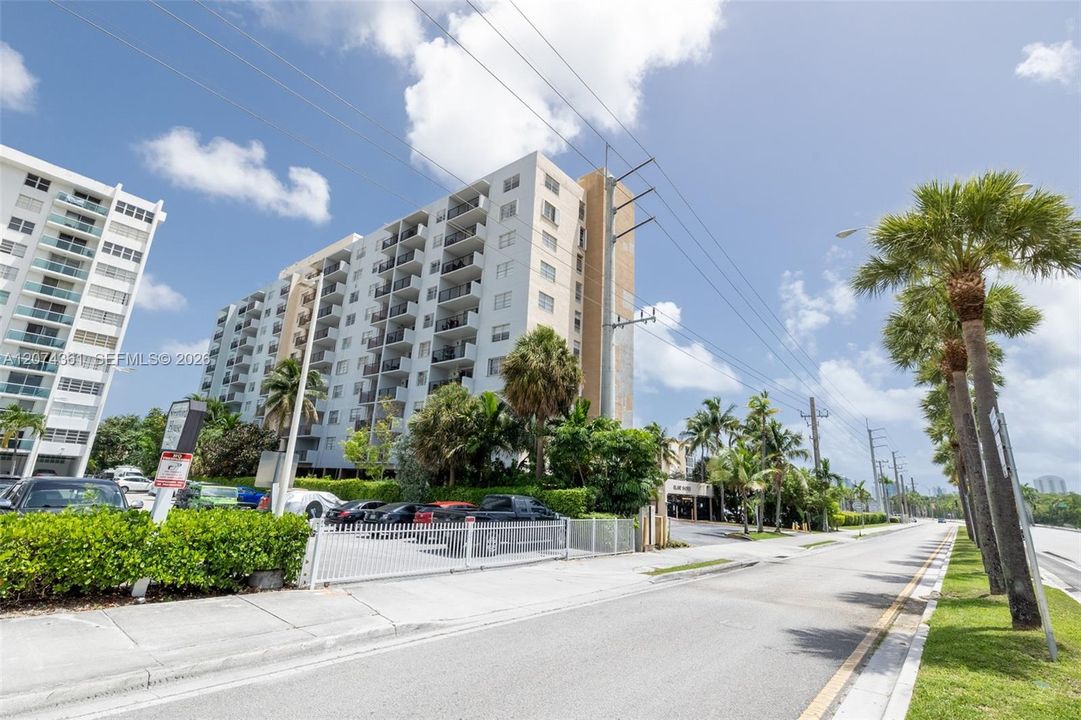 For Sale: $279,000 (1 beds, 1 baths, 792 Square Feet)