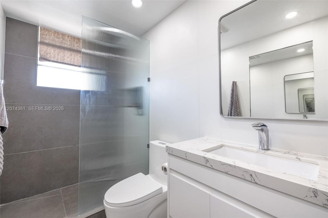 For Sale: $279,000 (1 beds, 1 baths, 792 Square Feet)