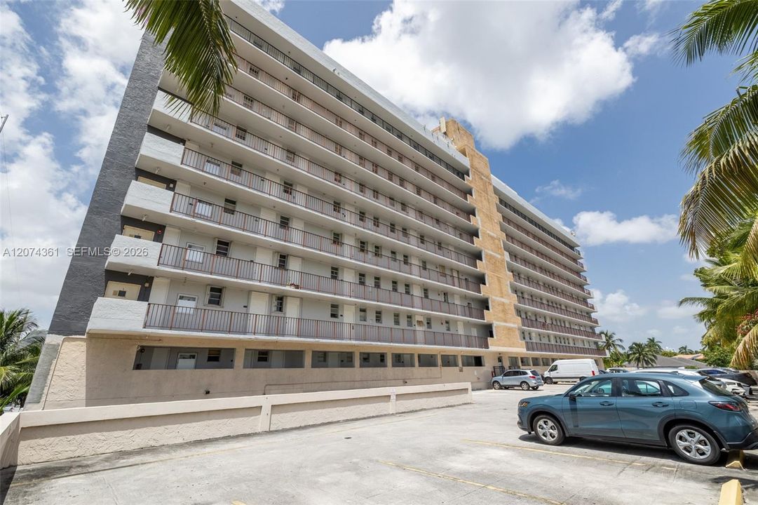 For Sale: $279,000 (1 beds, 1 baths, 792 Square Feet)