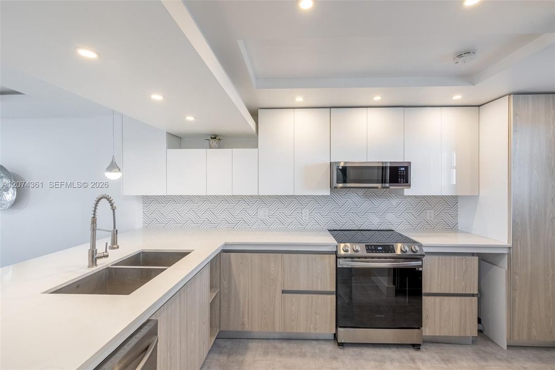 For Sale: $279,000 (1 beds, 1 baths, 792 Square Feet)