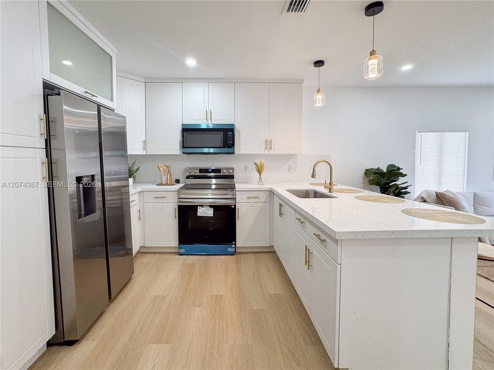 For Sale: $489,000 (3 beds, 2 baths, 989 Square Feet)