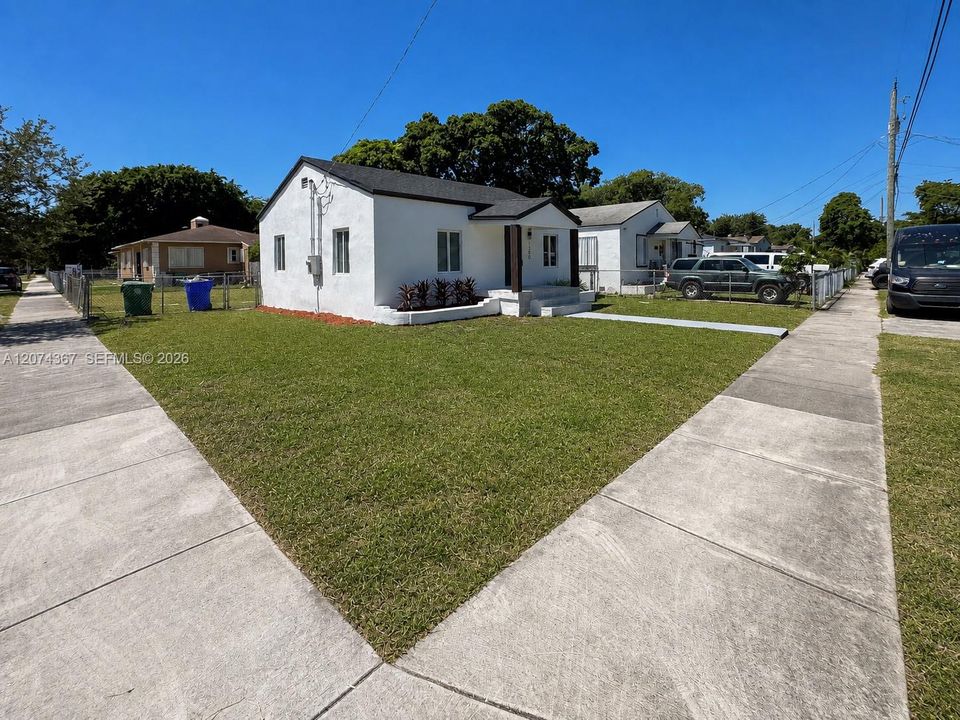 For Sale: $489,000 (3 beds, 2 baths, 989 Square Feet)