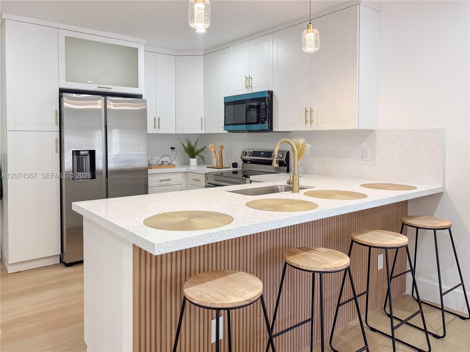 For Sale: $489,000 (3 beds, 2 baths, 989 Square Feet)