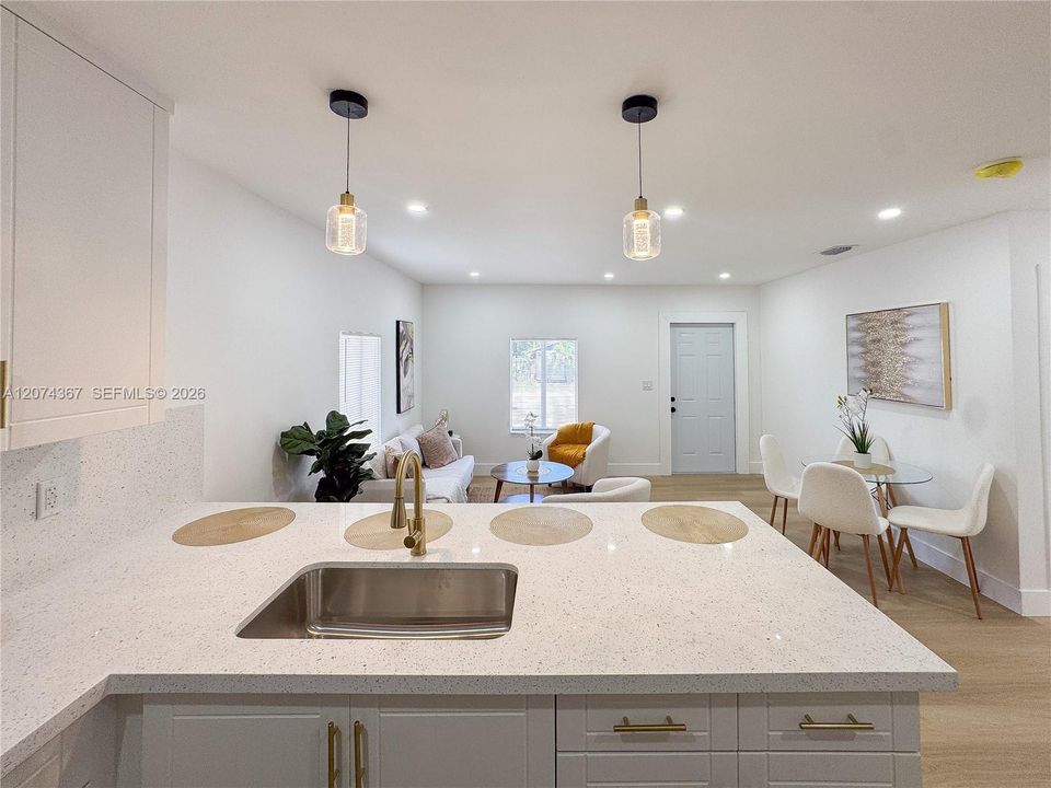 For Sale: $489,000 (3 beds, 2 baths, 989 Square Feet)