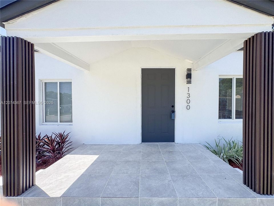 For Sale: $489,000 (3 beds, 2 baths, 989 Square Feet)
