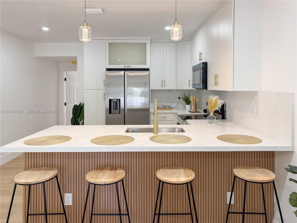 For Sale: $489,000 (3 beds, 2 baths, 989 Square Feet)