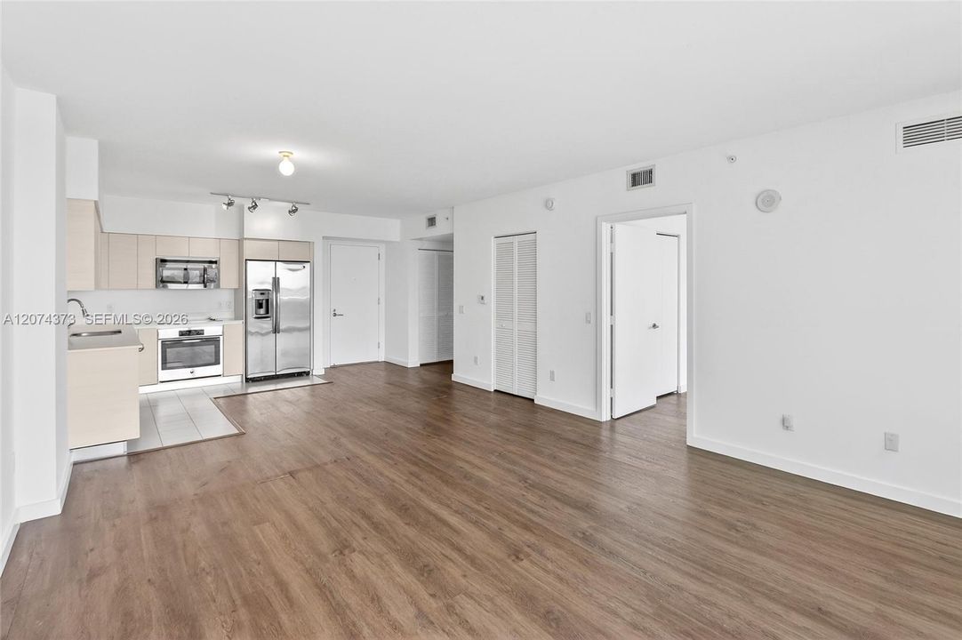For Rent: $2,850 (1 beds, 1 baths, 730 Square Feet)