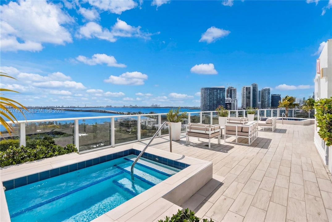 For Rent: $2,850 (1 beds, 1 baths, 730 Square Feet)