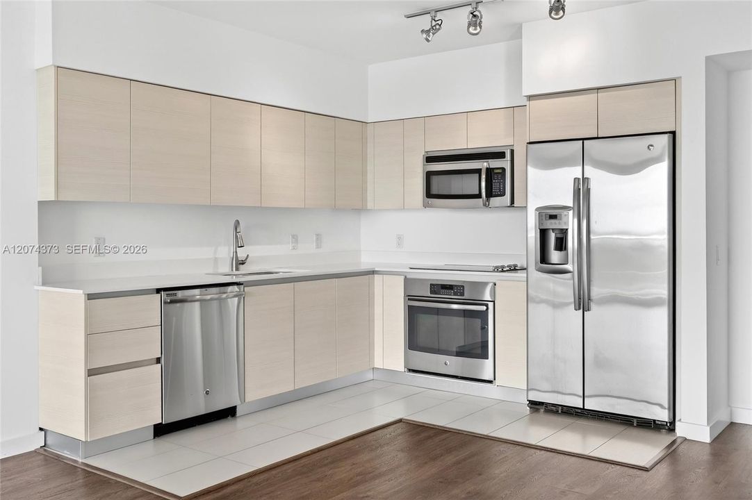 For Rent: $2,850 (1 beds, 1 baths, 730 Square Feet)