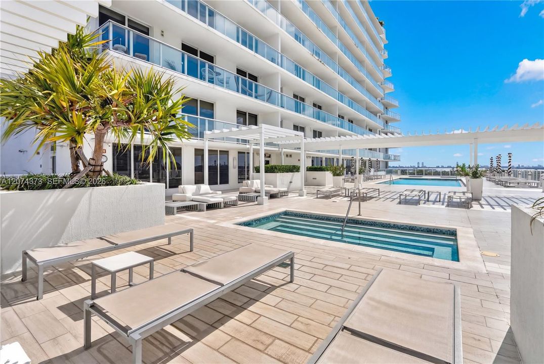 For Rent: $2,850 (1 beds, 1 baths, 730 Square Feet)