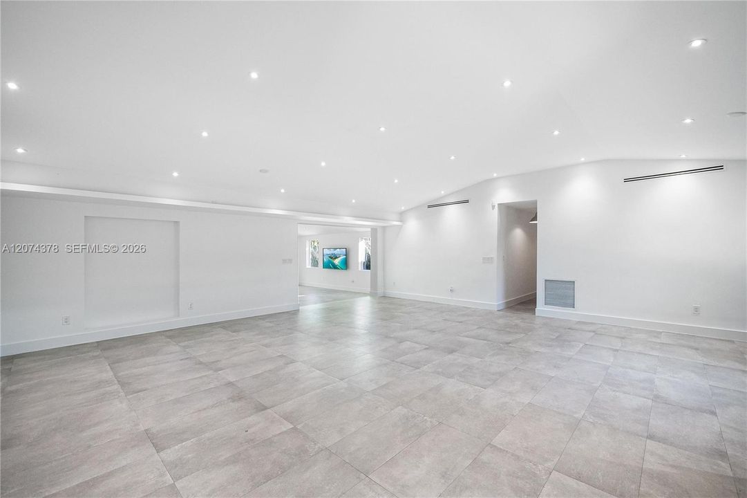 For Rent: $12,000 (5 beds, 3 baths, 3002 Square Feet)