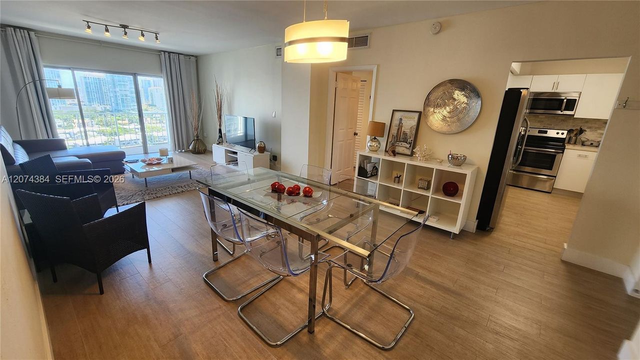 For Rent: $2,350 (1 beds, 1 baths, 762 Square Feet)