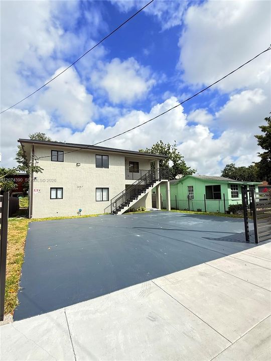 For Rent: $3,700 (5 beds, 2 baths, 1800 Square Feet)