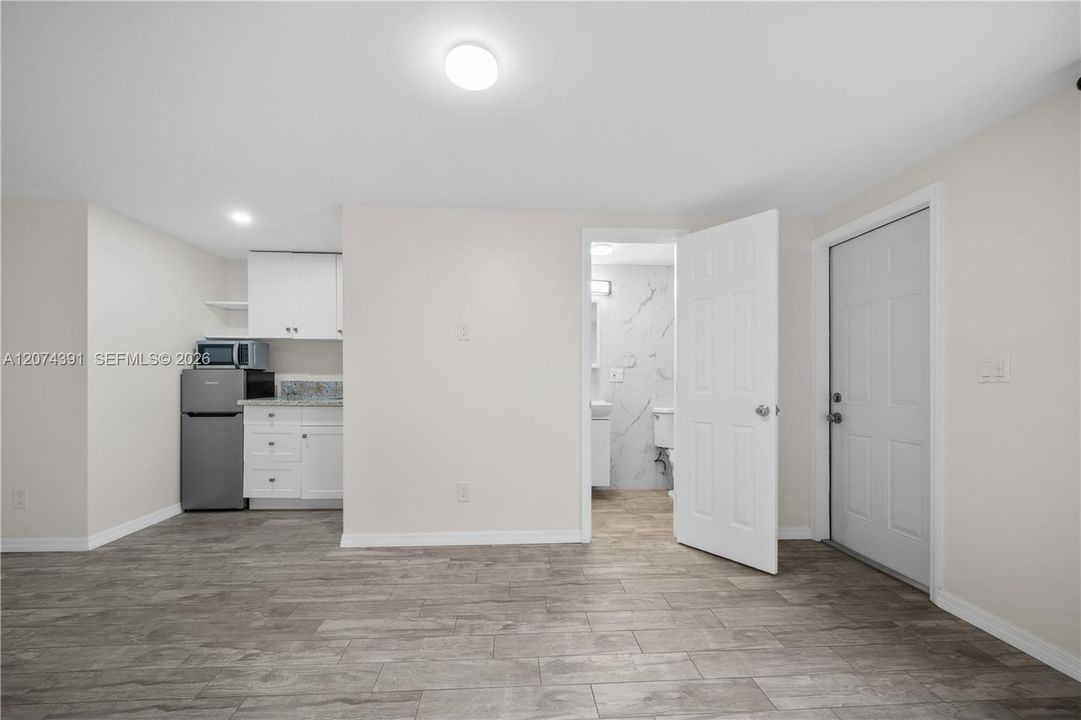 For Rent: $1,350 (0 beds, 1 baths, 290 Square Feet)