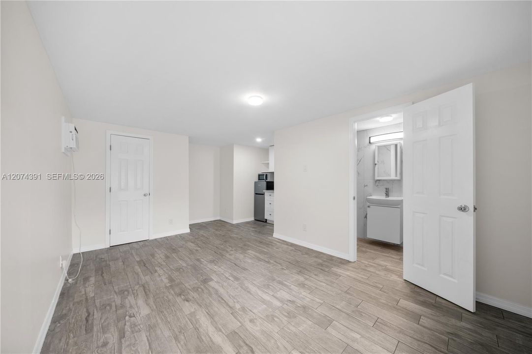 For Rent: $1,350 (0 beds, 1 baths, 290 Square Feet)