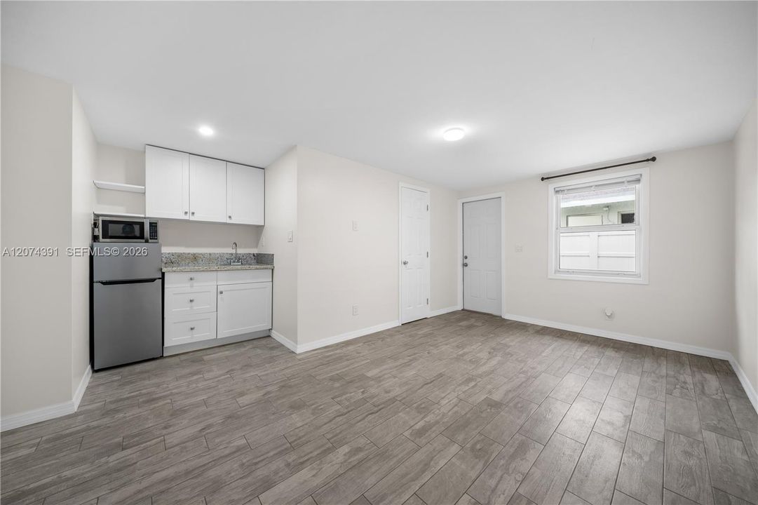 For Rent: $1,350 (0 beds, 1 baths, 290 Square Feet)