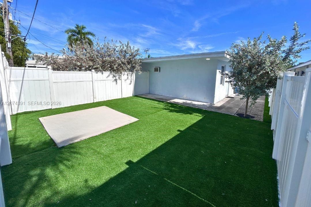 For Rent: $1,350 (0 beds, 1 baths, 290 Square Feet)