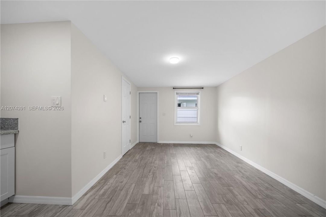 For Rent: $1,350 (0 beds, 1 baths, 290 Square Feet)