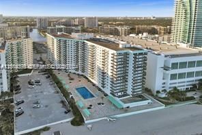 For Rent: $3,650 (1 beds, 1 baths, 896 Square Feet)