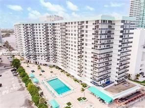 For Rent: $3,650 (1 beds, 1 baths, 896 Square Feet)