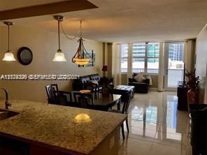 For Rent: $3,650 (1 beds, 1 baths, 896 Square Feet)