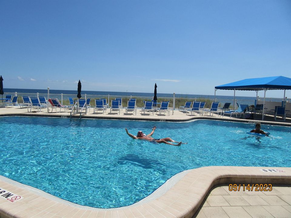 POOL OVER LOOKS OCEAN