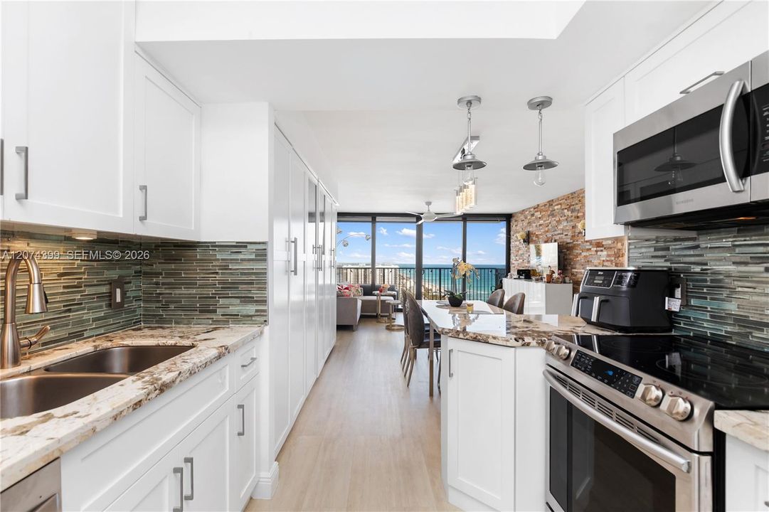For Rent: $4,000 (2 beds, 2 baths, 1050 Square Feet)