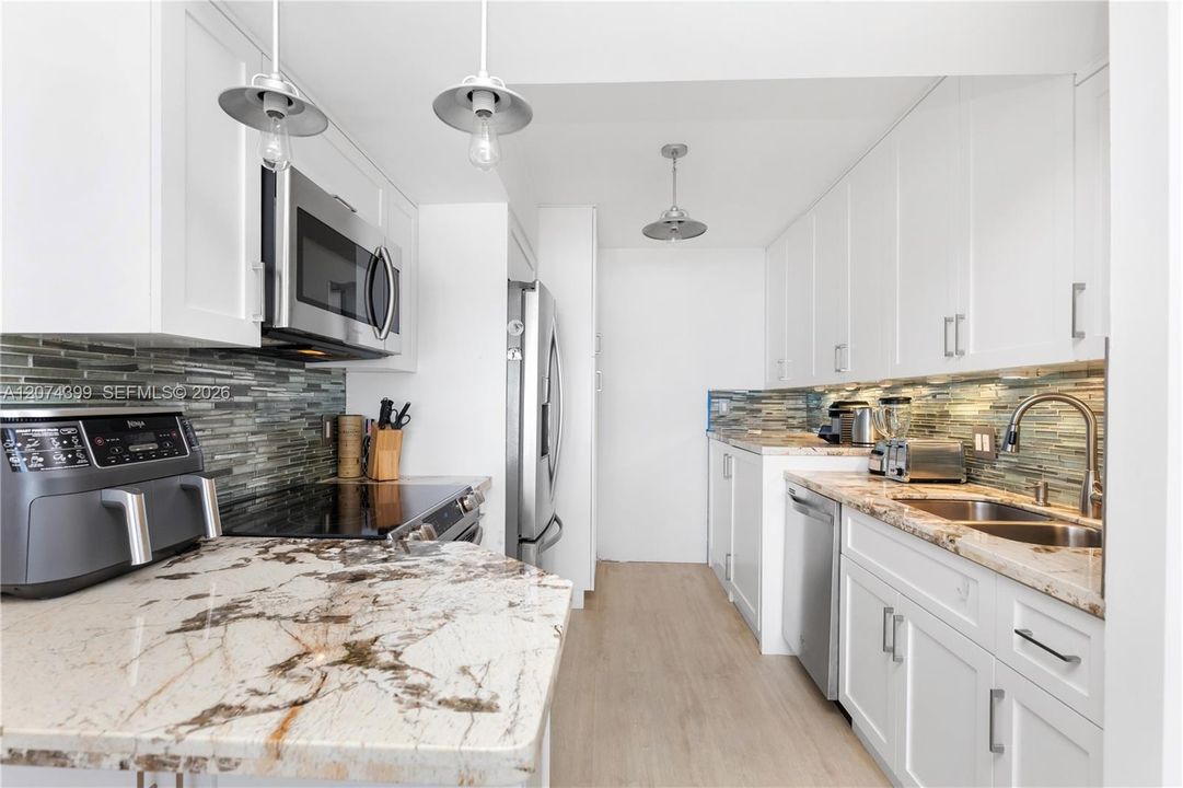 For Rent: $4,000 (2 beds, 2 baths, 1050 Square Feet)