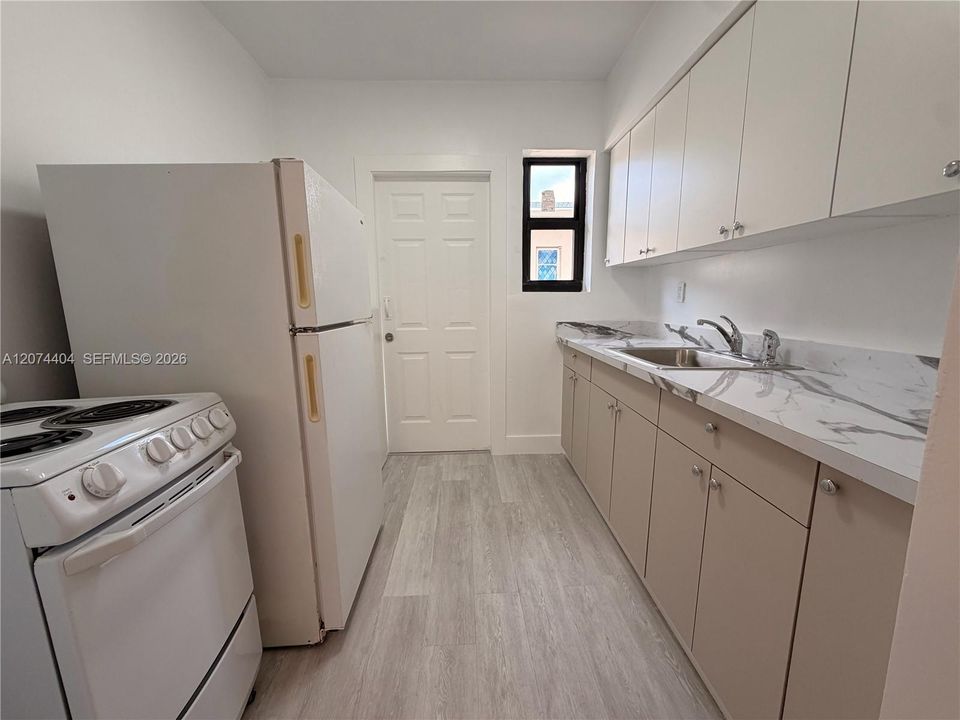 For Rent: $1,700 (1 beds, 1 baths, 970 Square Feet)