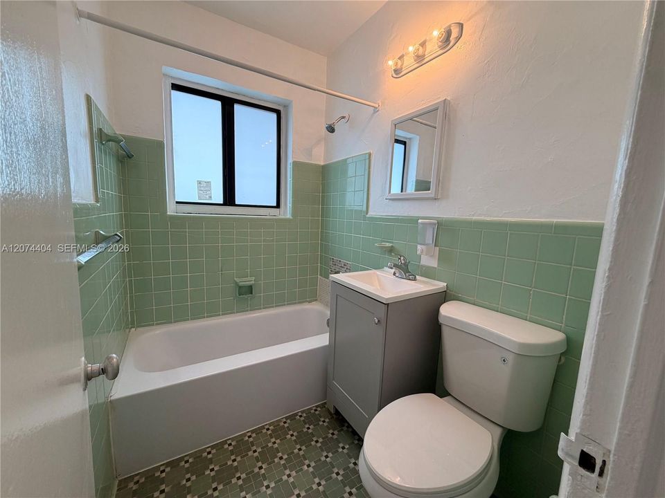 For Rent: $1,700 (1 beds, 1 baths, 970 Square Feet)