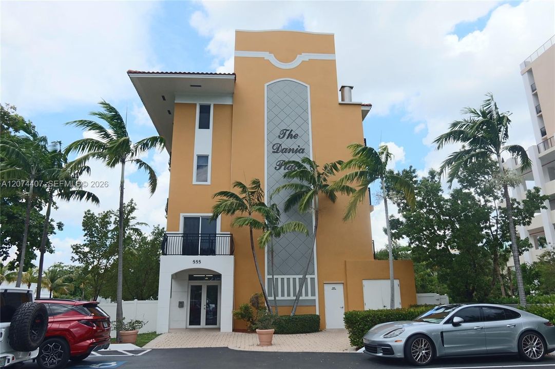 For Sale: $425,000 (3 beds, 2 baths, 1306 Square Feet)