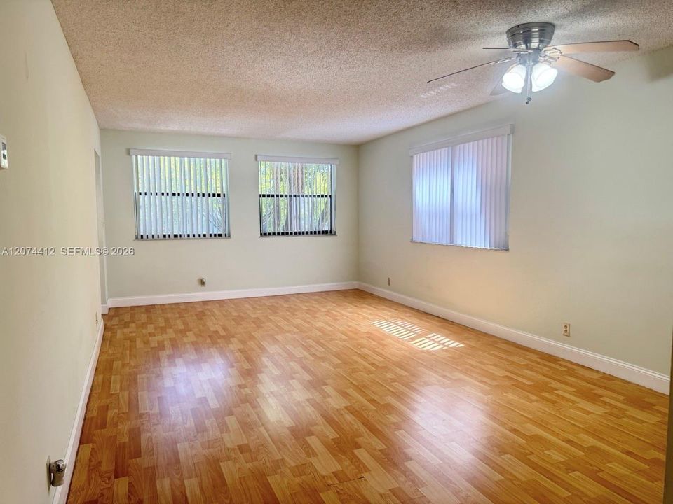 For Rent: $1,850 (1 beds, 1 baths, 710 Square Feet)