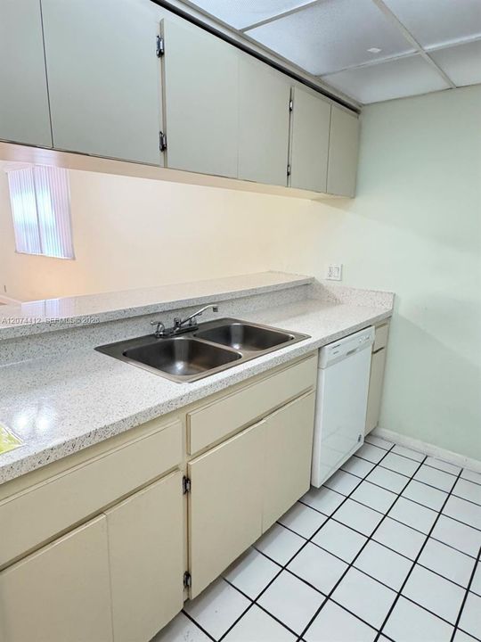 For Rent: $1,850 (1 beds, 1 baths, 710 Square Feet)
