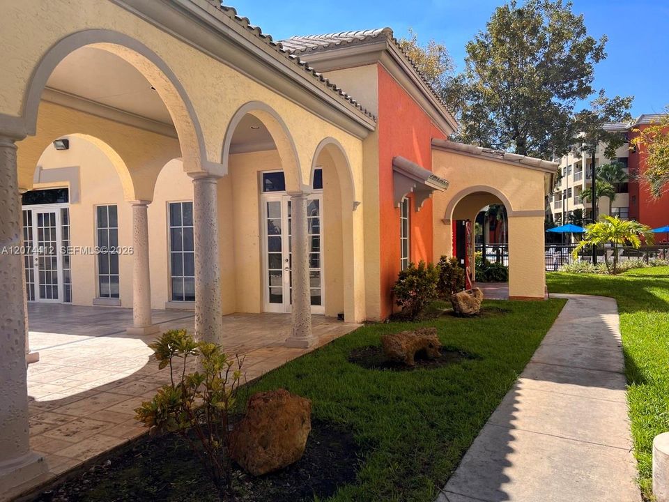 For Rent: $1,850 (1 beds, 1 baths, 710 Square Feet)
